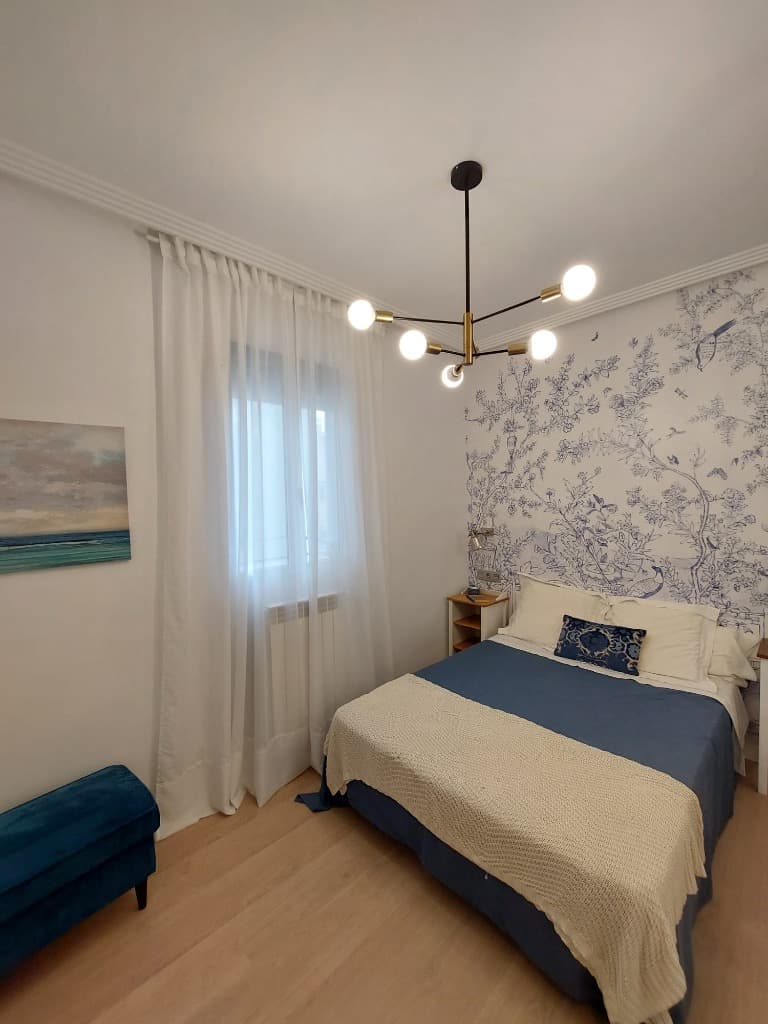 Dormitorio con Papel Pintado