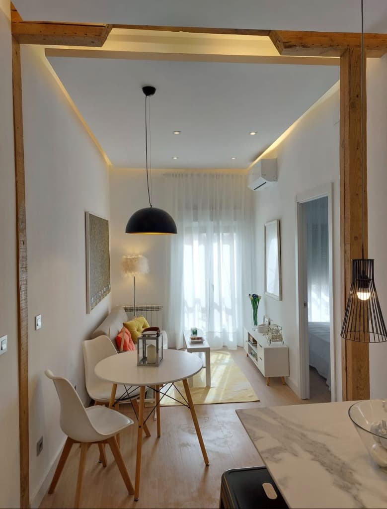 Salón de una vivienda de Madrid recién reformado con acabados profesionales