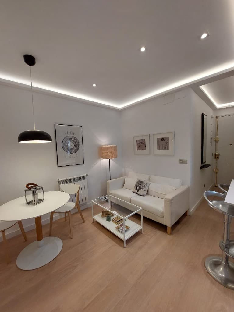Salón de una vivienda de Madrid terminado tras una reforma integral