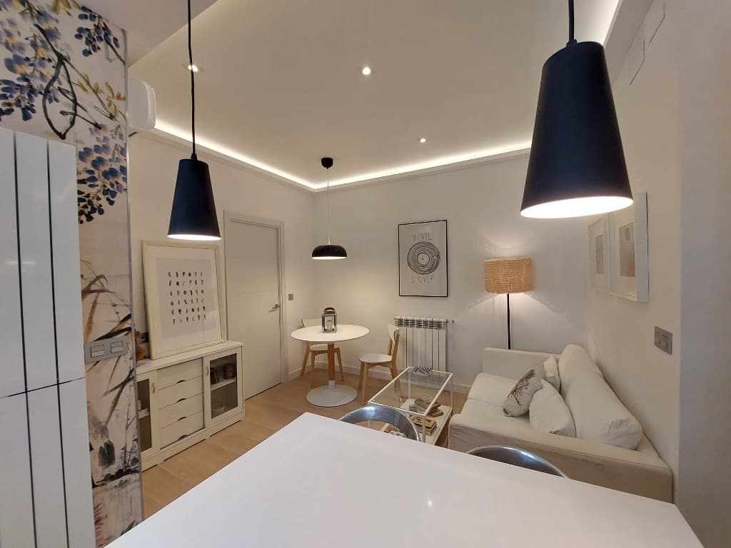Reforma integral salón diáfano Madrid LED